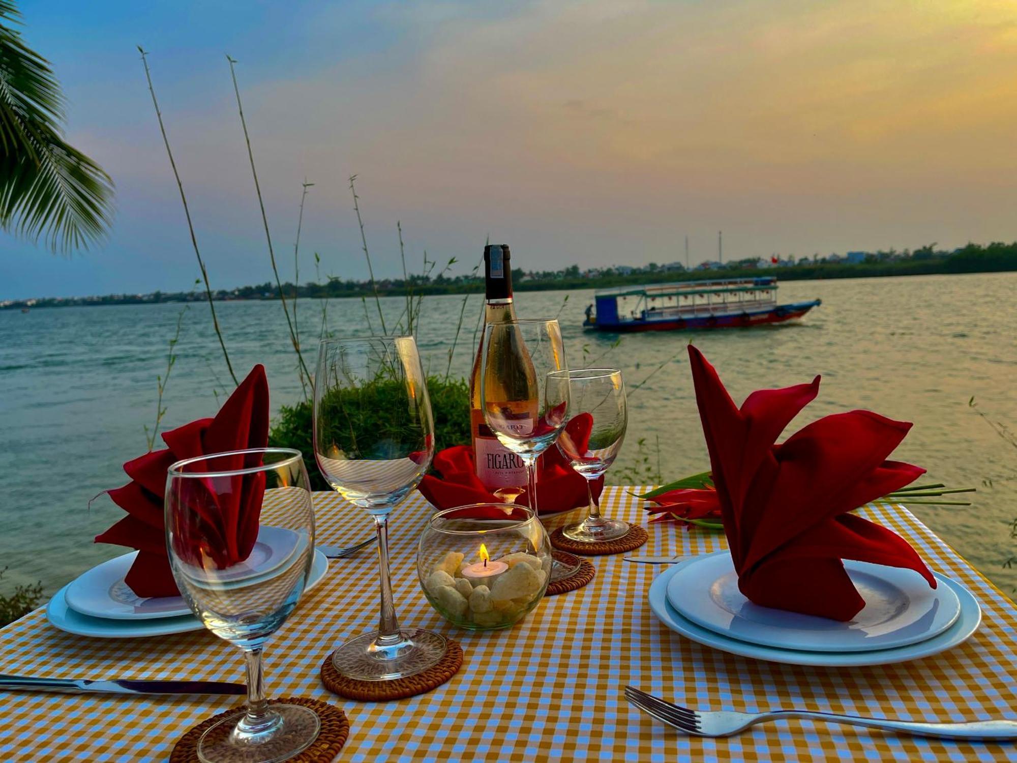 Bel Marina Hoi An Resort Kültér fotó Sunset dinner at the beach