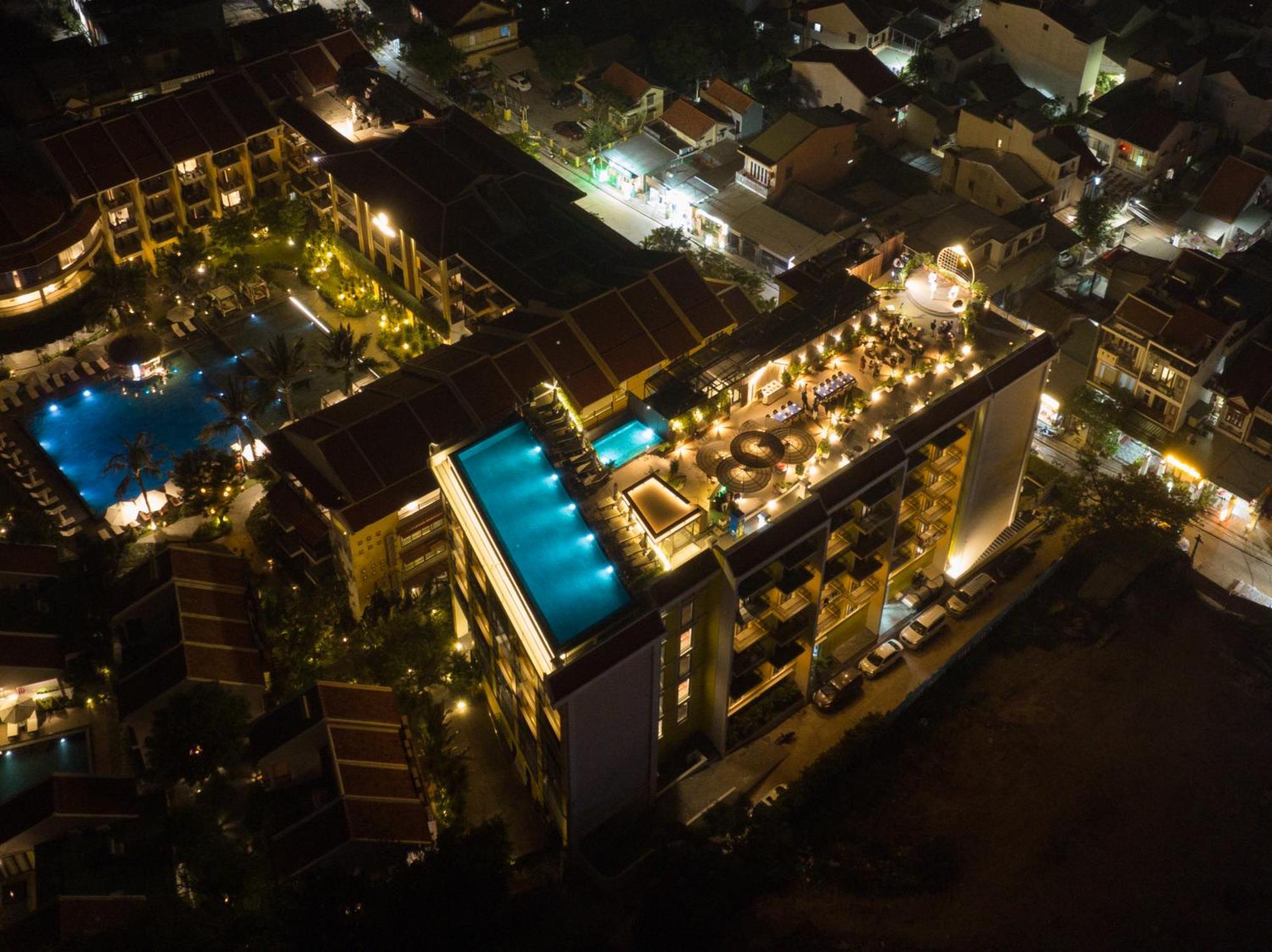 Bel Marina Hoi An Resort Kültér fotó Aerial view of the resort at night